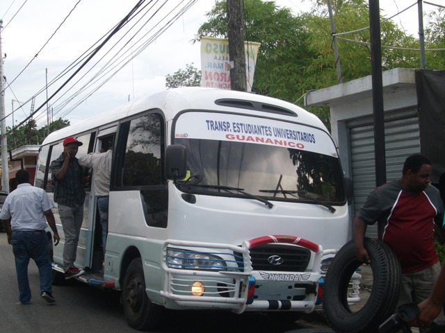 Diputado dona neumáticos para minibús de transporte estudiantil de Guananico