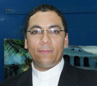 Sacerdote católico denuncia apagones por más de 18 horas en parte oeste de PP
