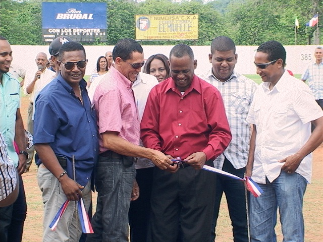 Autoridades Distritales inauguran pley de la Liga Luis Paradís en Maimón