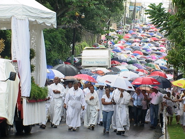 Feligresía católica de PP realiza tradicional procesión en el Día de Corpus Christi