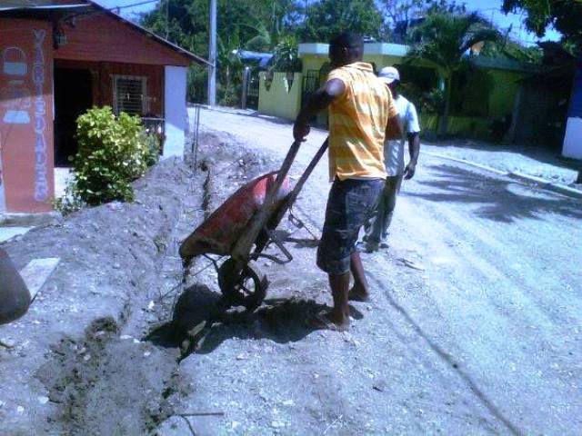 Autoridades de Maimón continúan trabajos construcción calles