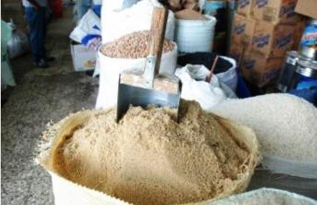 Comerciantes y consumidores de PP denuncian suben precio libra de azúcar refino y crema