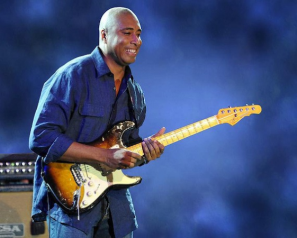 Ex pelotero de Grandes Ligas Bernie Williams inicia bajo lluvia el Dominican Jazz Festival en PP