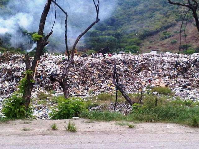 Vertedero de PP contamina medio ambiente de toda su comarca hasta el océano Atlántico