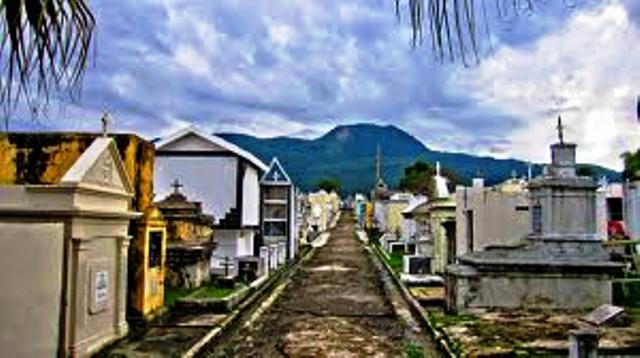 Puertoplateños asisten a cementerios en la conmemoración del Día de los Fieles Difuntos