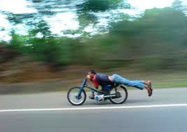 Denuncian grupo de jóvenes realizan carreras furtivas de motos en carretera turística Luperón