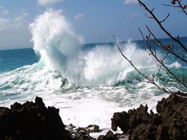 Oleajes anormales afectan costa norte; clima seguirá despejado sin lluvias y temperaturas agradables