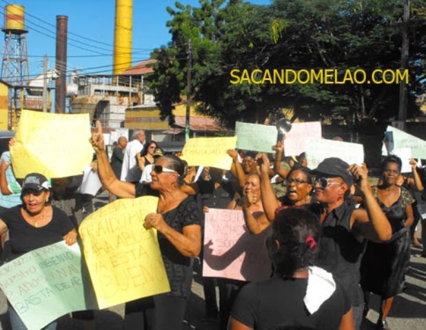 Mujeres vestidas de negro protestan en Montellano; piden rescindir contrato arrendamiento ingenio