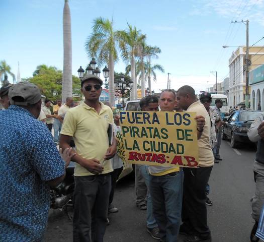 Transportistas urbanos protestan contra accionar de carros y guaguas “piratas” en el centro de PP