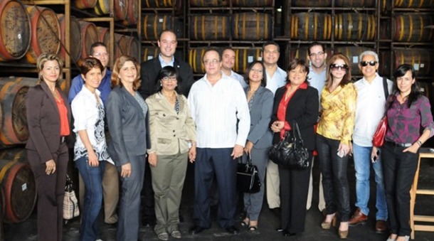 Ministro de Industria y Comercio visita instalaciones de Brugal & Compañía en PP