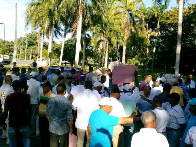 Guías turísticos de PP protestan en Playa Dorada por restricción a su accionar en esa zona
