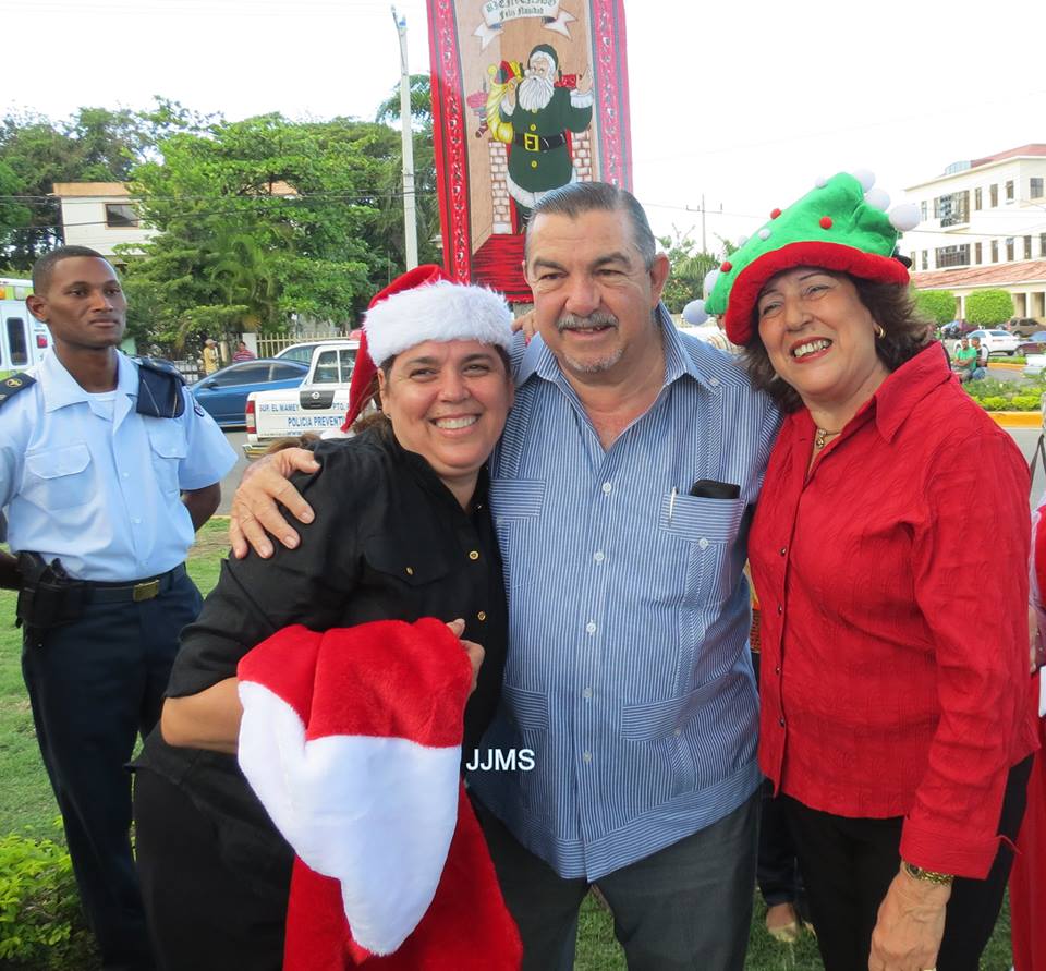 Encienden tradicional árbol de Navidad en la rotonda del estadio José Briseño de PP