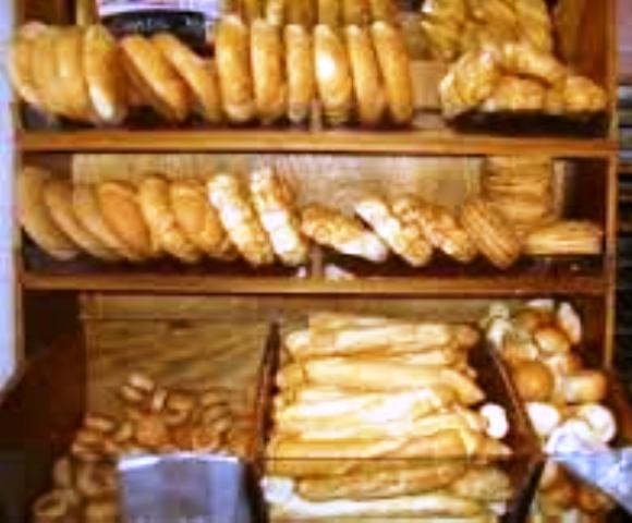Suben los precios del pan, el botellón de agua y los periódicos impresos