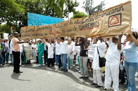 Los médicos, maestros, policías, guardias y empleados públicos se quedaron en la gatera del gobierno