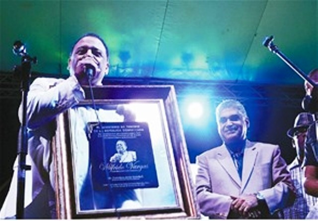 Maestro Wilfrido Vargas recibe homenaje en malecón de PP durante espectáculo musical