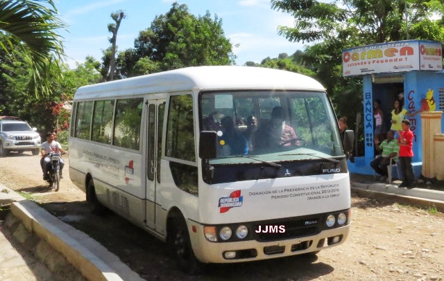 Gobierno a través de la gobernación de PP entrega autobús para el trasporte estudiantil de Gualete