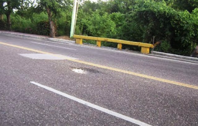 Denuncian hoyo en curva próxima al puente de Marapicá pone en peligro la vida de miles de ciudadanos