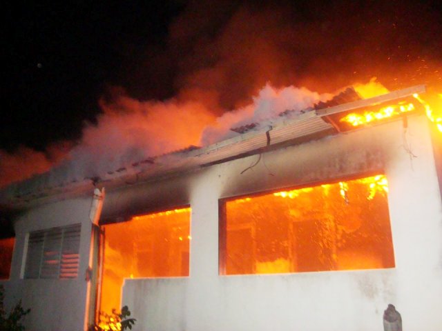 Incendio reduce a cenizas vivienda en el Ingenio Amistad de Imbert