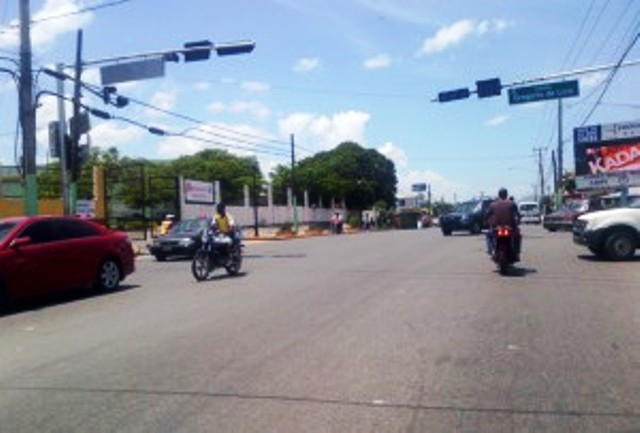 Semáforo sigue fuera de servicio lo que provoca caos terrible en el transito frente al hospital