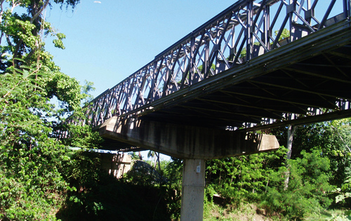 Comunitarios piden terminación puente que conduce hacia Los Caños en Maimón