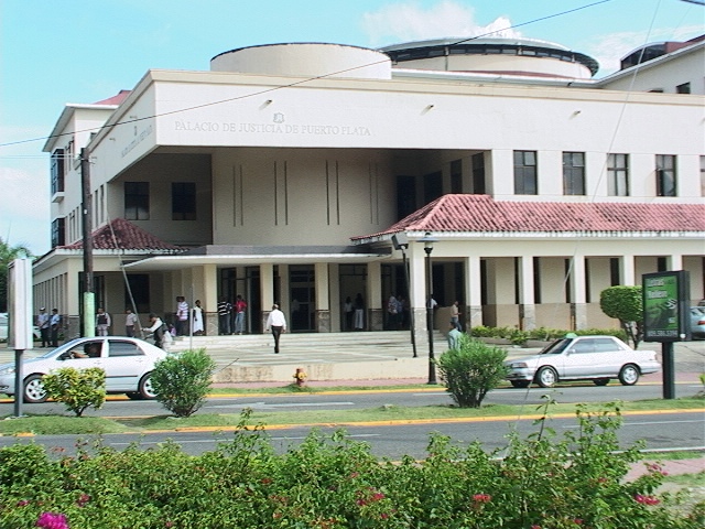 Familiares joven asesinado intentan linchar presunto victimario al salir palacio de justicia PP