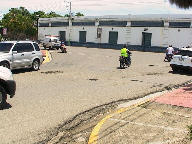 Hoyos en la avenida Presidente Caamaño están ocasionado múltiples accidentes