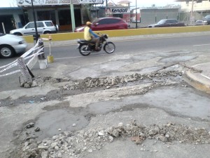 Cansados de promesas incumplidas, comunitarios sector Los Reyes bachean zanjas y hoyos