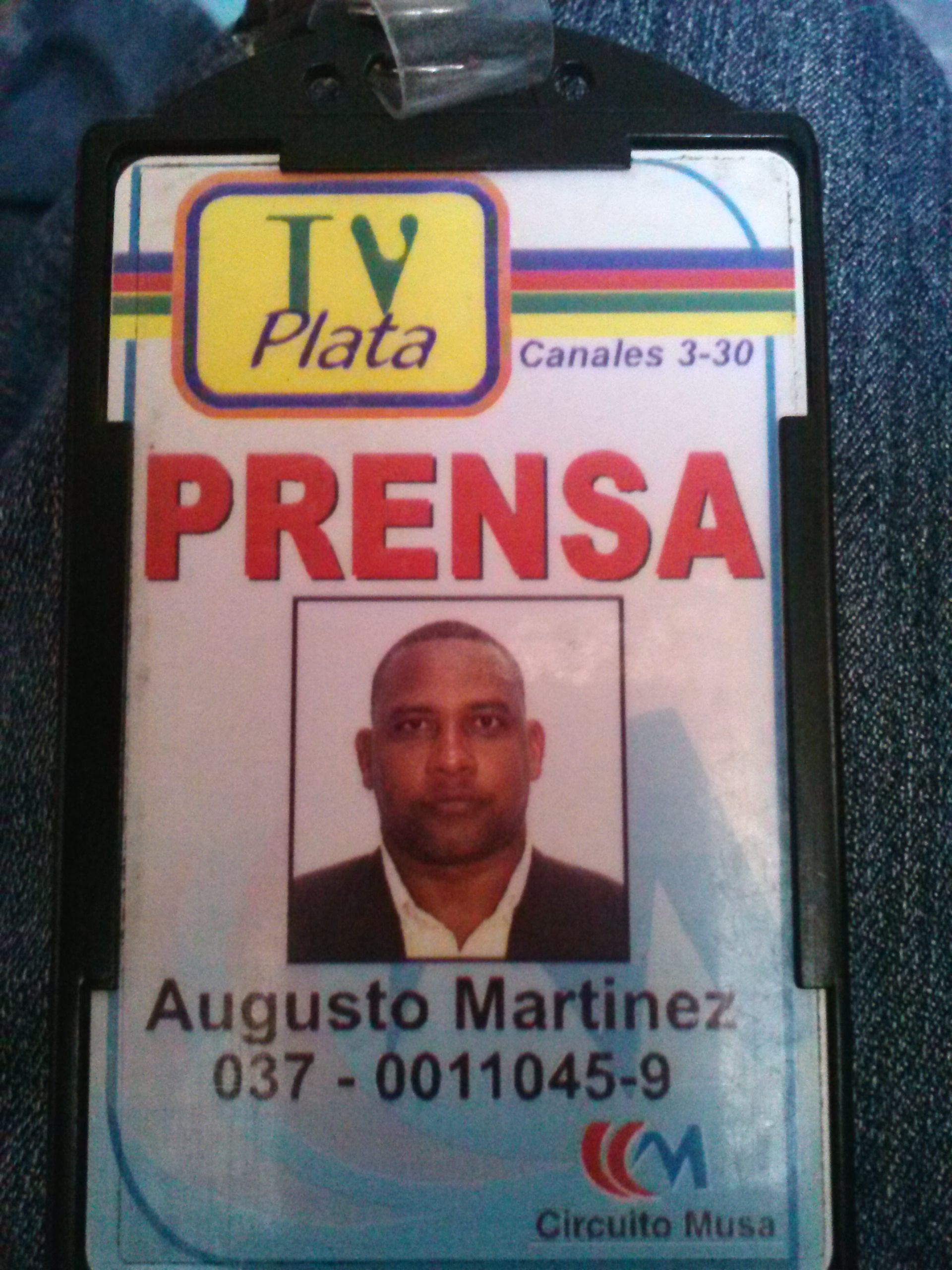 Mujer agrede física y verbalmente a reportero gráfico en PP destruyéndole cámara
