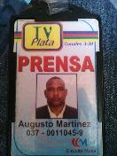 Mujer agrede física y verbalmente a reportero gráfico en PP destruyéndole cámara