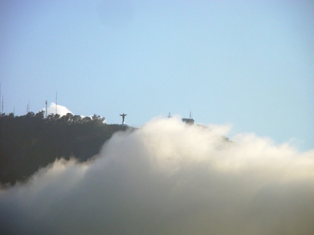 Pronostica que una vaguada casi estacionaria generará chubascos dispersos con aisladas tronadas