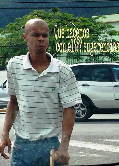 Piden acción de autoridades ante joven pedigüeño que molesta conductores frente al hospital de PP