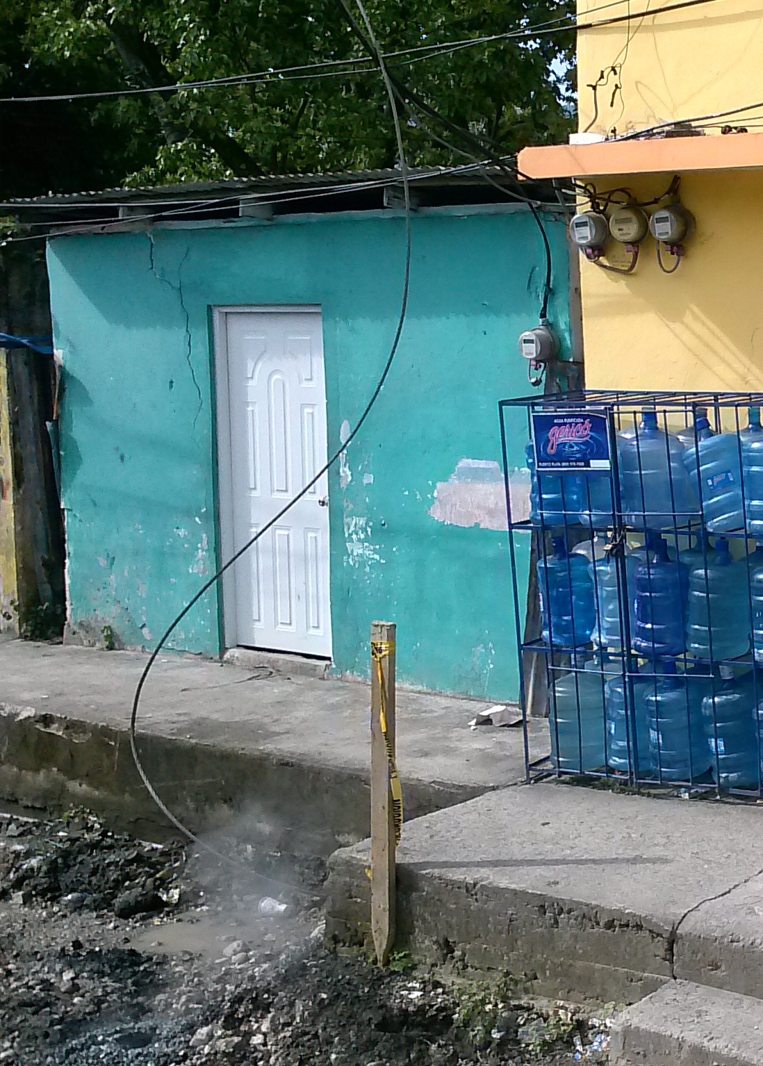 Rotura de un cable de alta tensión llena de pánico a decenas de ciudadanos en Puerto Plata