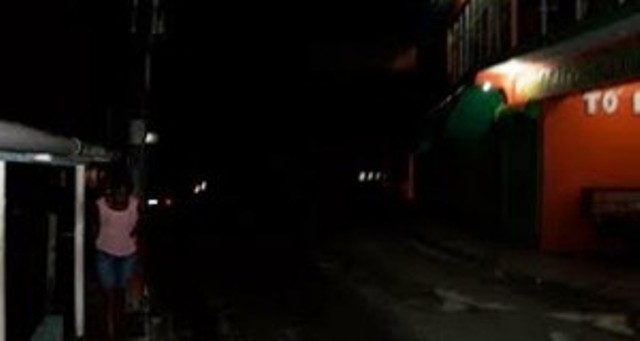 Largo apagón atormentó a Puertoplateños durante la madrugada del domingo