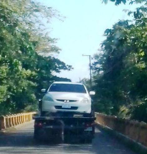 Oficiales de la FARD recuperan carro robado por delincuentes en un asalto