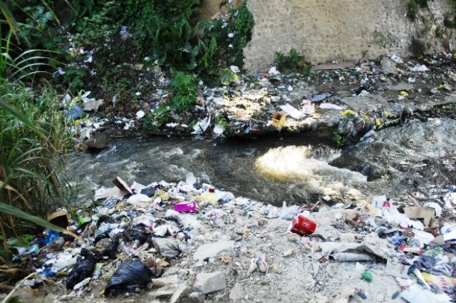 Cañada con heces fecales y basura amenaza salud residentes en Los Sufridos