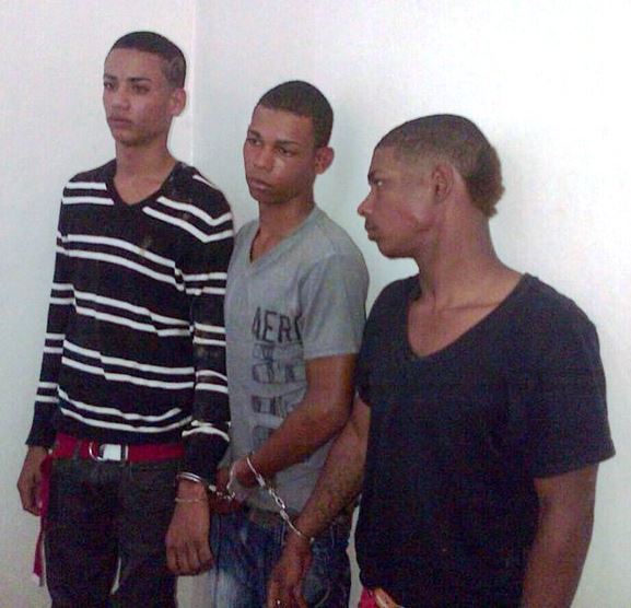 Apresan tres jóvenes integraban banda de ladrones que robó residencia empresario en Imbert