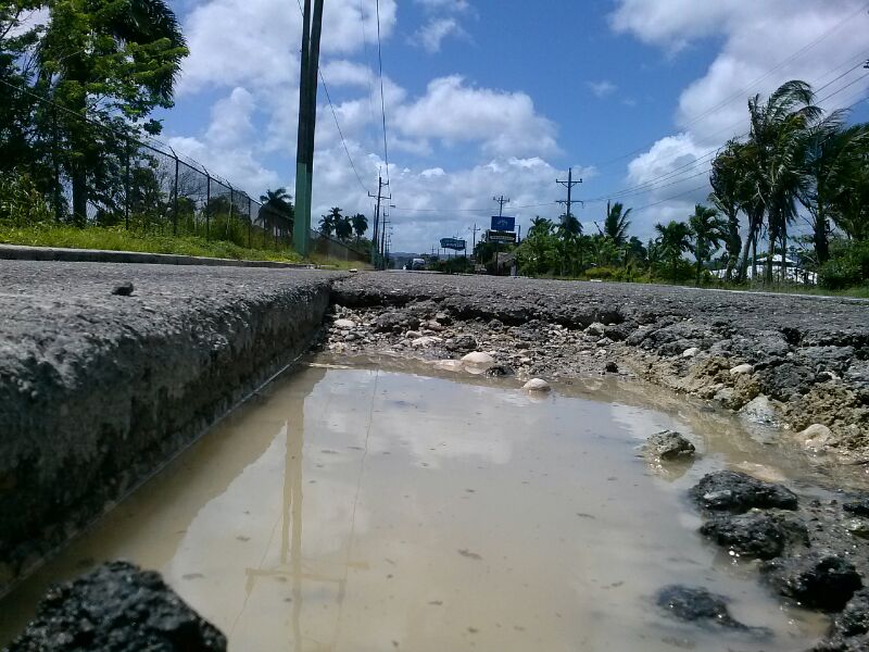 Denuncian carretera turística Luperón está a oscuras y llena de hoyos frente a Playa Dorada
