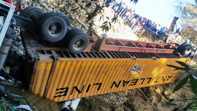 Patana se descarrila a precipicio en Altamira llevándose por delante motociclista y un negocio