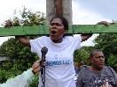 Vestidos de negro residentes en San Marcos realizan vigilia contra los apagones y mal servicio eléctrico
