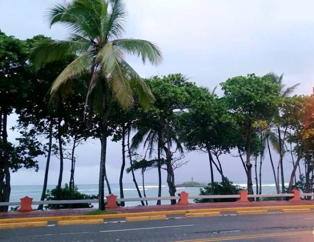 Dos vaguadas y viento del este/noreste seguirán provocando lluvias débiles a moderadas sobre el país