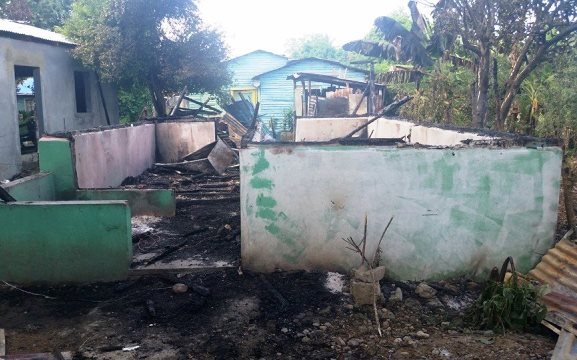 Fuego reduce a cenizas una vivienda frente a frente al cuartel de los bomberos en Villa Isabela