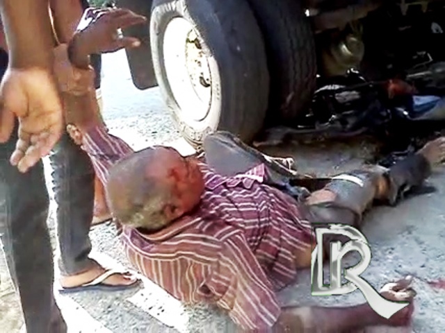 ¡Se salvó a chepa! Hombre sobrevive a embestida de camión que destruyó su motocicleta