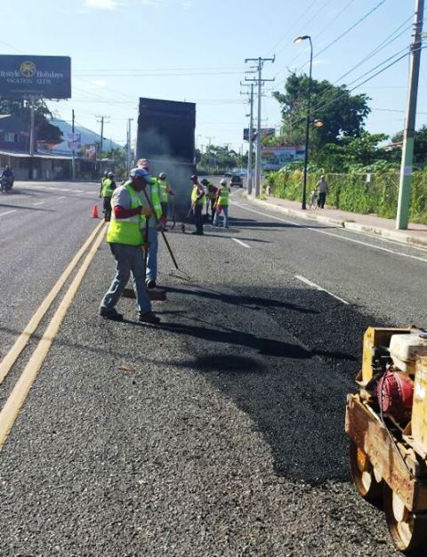 Obras Públicas y alcaldía municipal emprenden jornada de bacheo en carreteras, avenidas y calles de Puerto Plata