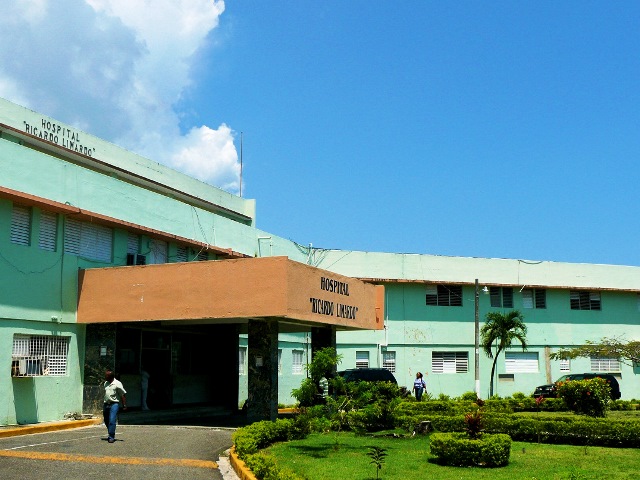 Entregan recursos económicos para continuar remozamiento del hospital público en Puerto Plata