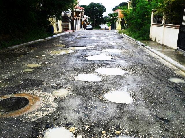 Residentes en urbanización Coca Cola denuncian malas condiciones de sus calles