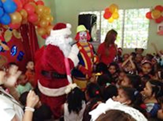  Mesa Redonda Panamericana realiza tradicional entrega de juguetes y regalos navideños a niños del CONANI