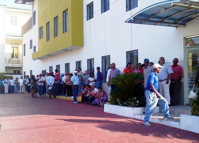 Oficina JCE en Puerto Plata y centro móviles son abarrotados por personas que procuran nueva cédula