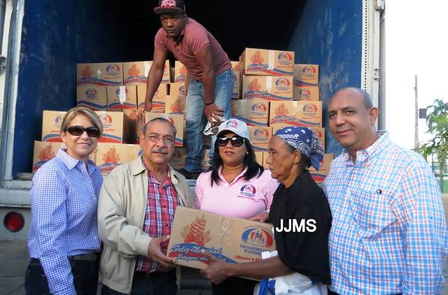  Gobernación provincial entrega miles de cajas navideñas y raciones alimenticias en distintos sectores de Puerto Plata
