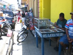 Ciudadanos se quejan que funcionarios municipales y empresas ocupan aceras peatonales de Puerto Plata