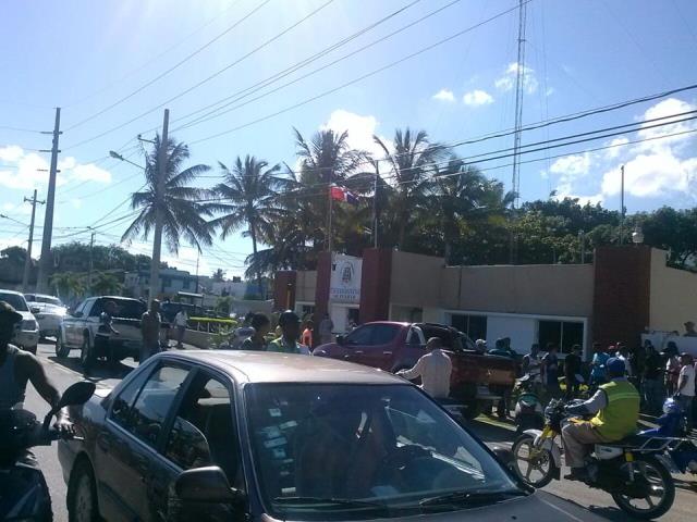 Tras vigilia frente a comandancia de la ARD, autoridades navales permiten salida a naves pesqueras de Puerto Plata